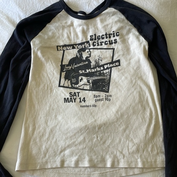 Brandy Melville Graphic Long Sleeve - Picture 2 of 5